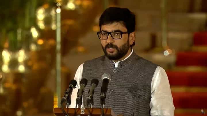 पहिल्याच डावात मुरलीधर मोहोळ केंद्रिय मंत्री, घेतली पदाची शपथ पहिल्याच डावात मुरलीधर मोहोळ केंद्रिय मंत्री, घेतली पदाची शपथ