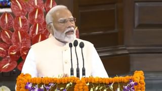 Narendra Modi : नितीश कुमार यांचे मोदींच्या पायाला हात लावू दर्शन, मोदी झाले संविधानासमोर नतमस्तक; दोन चित्र ज्याची दिवसभर चर्चा