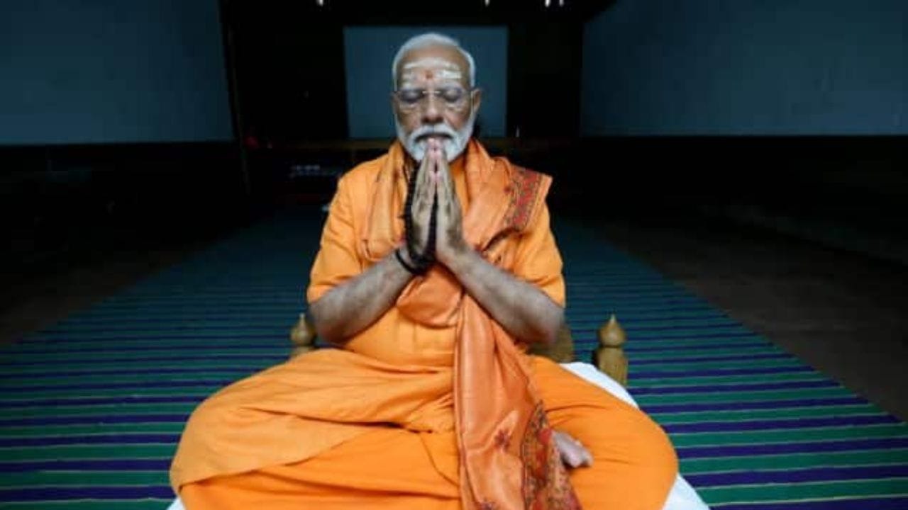 नरेंद्र मोदी यांनी 45 तासांच्या साधनेनंतर देशवासियांसाठी लिहिली चिठ्ठी, म्हटले, राजकीय वाद विवाद, वार- पलटवार, आरोप... नरेंद्र मोदी यांनी 45 तासांच्या साधनेनंतर देशवासियांसाठी लिहिली चिठ्ठी, म्हटले, राजकीय वाद विवाद, वार- पलटवार, आरोप...