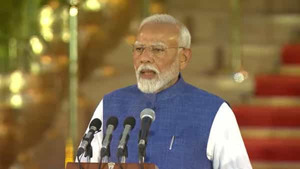 मोदी सरकारच्या तिसऱ्या कार्यकाळाला आता सुरुवात झाली आहे. मोदींनी कारभार हाती घेताच सर्व मंत्र्यांना तात्काळ कामाला सुरुवात करण्यास सांगितले आहे. या सरकारच्या कार्यकाळातील पहिले बजेट लवकरच सादर होईल.