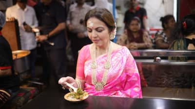 नीता अंबानी यांनी दुकानात बसून घेतला आलू टिक्कीचा स्वाद, बाबा विश्वनाथला मुलाच्या लग्नाची दिली पत्रिका