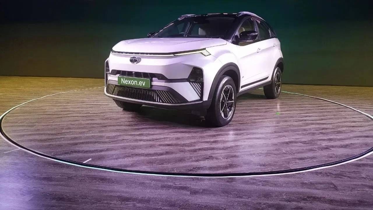 Tata Nexon EV Price : या इलेक्ट्रिक कारच्या बेस वेरिएंटची किंमत  14 लाख 49 हजार रुपये (एक्स-शोरूम) आहे. या कारच्या टॉप वेरिएंटसाठी  19 लाख 29 हजार रुपये (एक्स-शोरूम) खर्च करावे लागतील. 