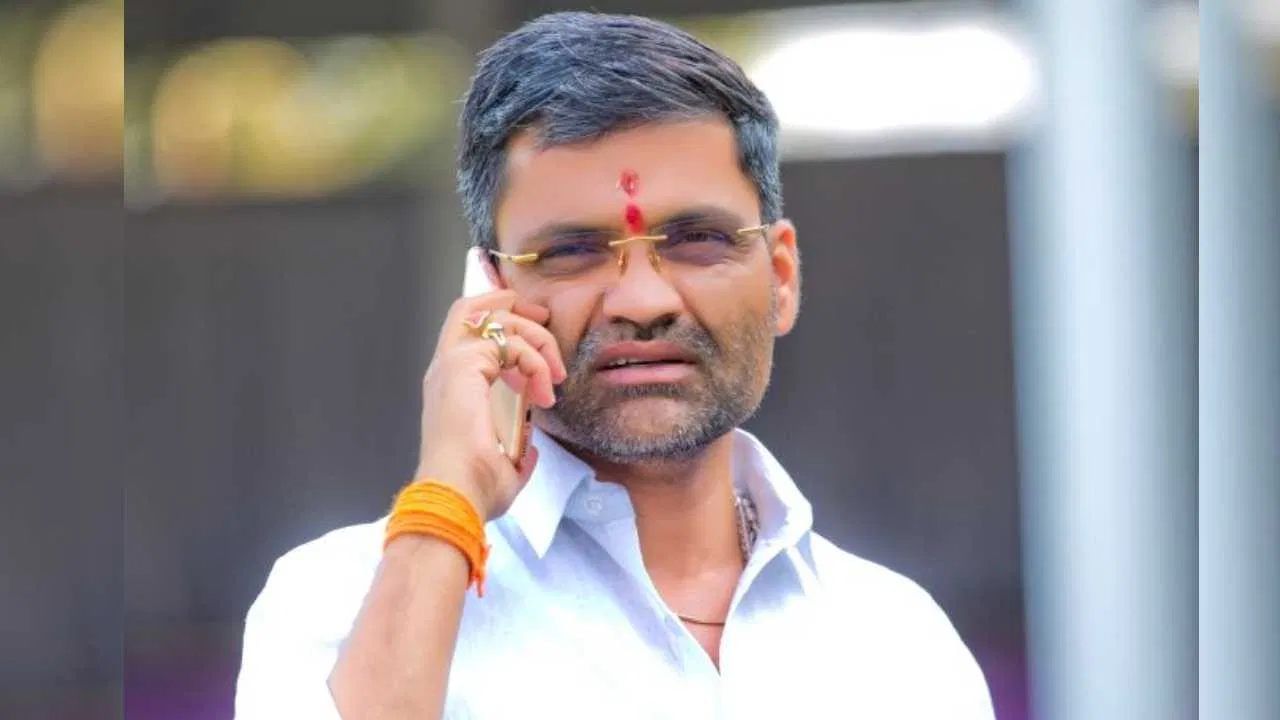 Lok Sabha Elections 2024 : कोरोना काळात अनेकांना वाचवलं, आता थेट संसदेत, कोण आहेत निलेश लंके? Lok Sabha Elections 2024 : कोरोना काळात अनेकांना वाचवलं, आता थेट संसदेत, कोण आहेत निलेश लंके?