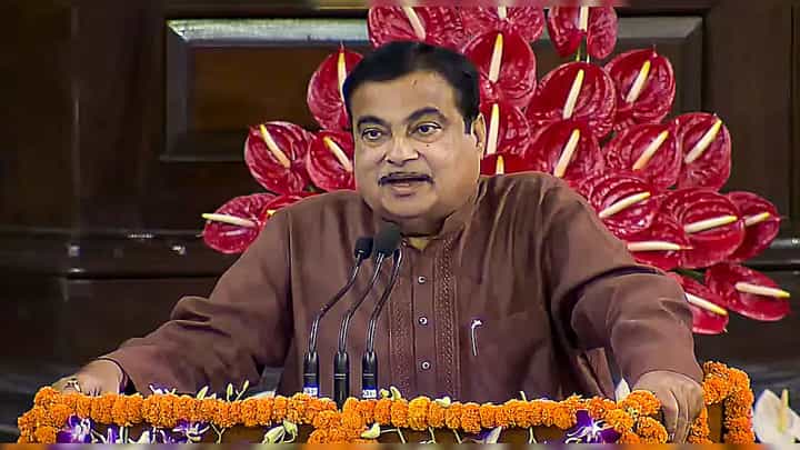 नितीन गडकरी यांनी घेतली पद आणि गोपनीयतेची शपथ नितीन गडकरी यांनी घेतली पद आणि गोपनीयतेची शपथ