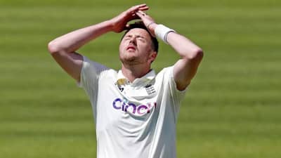 Video : इंग्लंडचा ऑली रॉबिनसन गोलंदाजी करणंच विसरून गेला, एका षटकात दिल्या 43 धावा