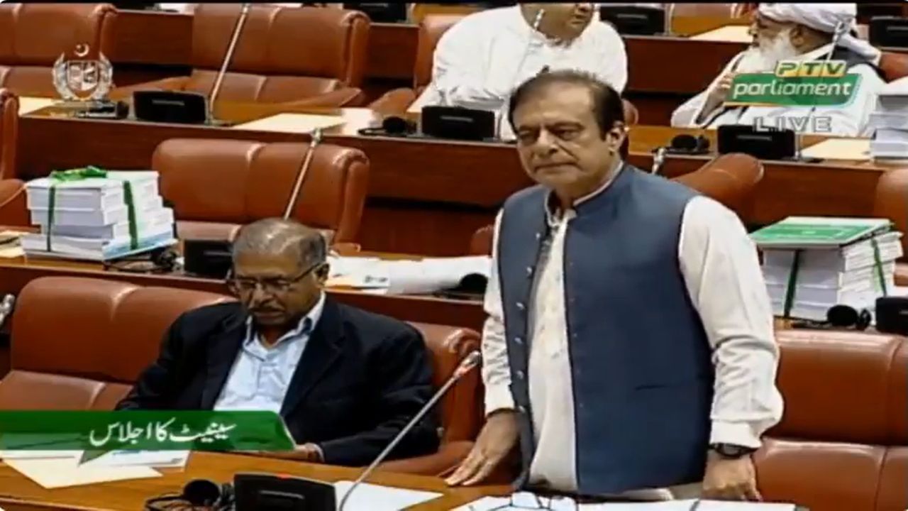 पाकिस्तानी संसदेत भारतावर कौतुकाचा वर्षाव, भारतात लाखो पोलिंग बूथ, महिनाभर प्रक्रिया, कुठेही गोंधळ नाही... पाकिस्तानी संसदेत भारतावर कौतुकाचा वर्षाव, भारतात लाखो पोलिंग बूथ, महिनाभर प्रक्रिया, कुठेही गोंधळ नाही...