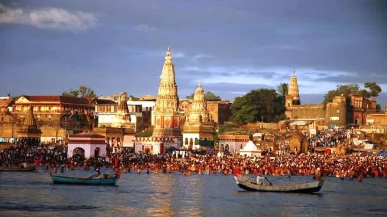 Ashadhi Ekadashi 2024 : स्वच्छ, नितळ चंद्रभागेत स्नान करण्यासाठी तीरावर वारकऱ्यांची तुफान गर्दी