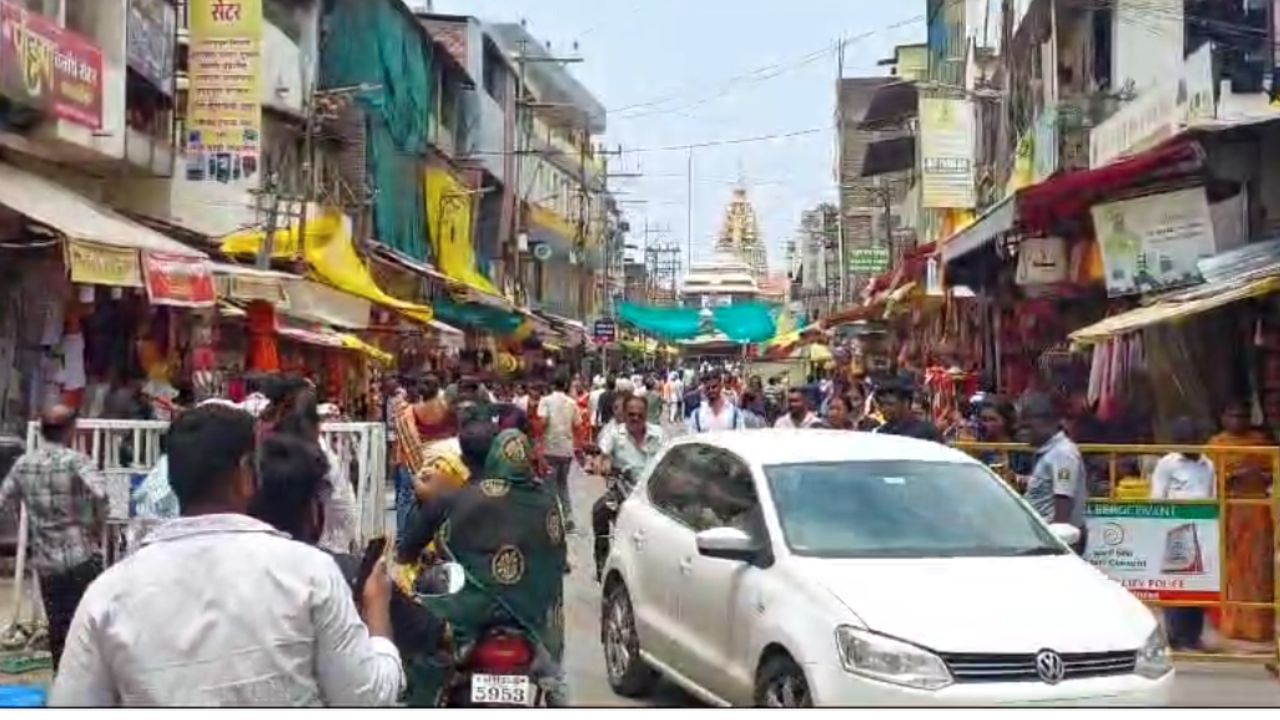 विठ्ठल मंदिराच्या व्हीआयपी प्रवेशद्वारात पोलिसांचा सदैव मोठा फौजफाटा असला तरी या ठिकाणी बसविण्यात आलेली उपकरणेच गायब झाली आहेत. मंदिरात काही मोठी घटना घडली तर याला जबाबदार कोण असा प्रश्न आता भाविकातून विचारला जात आहे. 