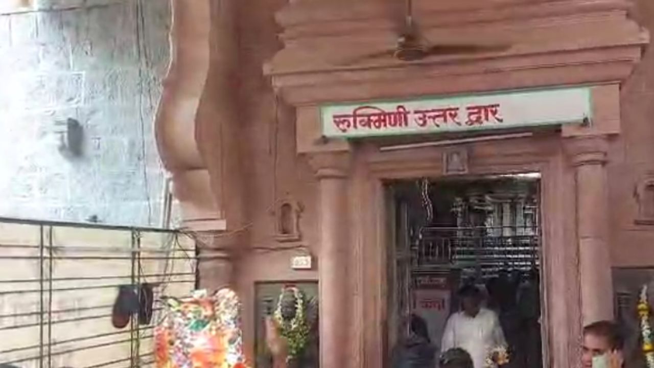 मंदिरात डॉग स्क्वाडच्या सहाय्याने मंदिराच्या आतील बाजूची तपासणी केली जाते. परंतु या मंदिरात जाणारे अनेक पुजारी, कर्मचारी विना तपासणी करता सोडले जातात. यामुळे विठ्ठल मंदिराची सुरक्षा आता विठ्ठल भरोसे झाली आहे. 