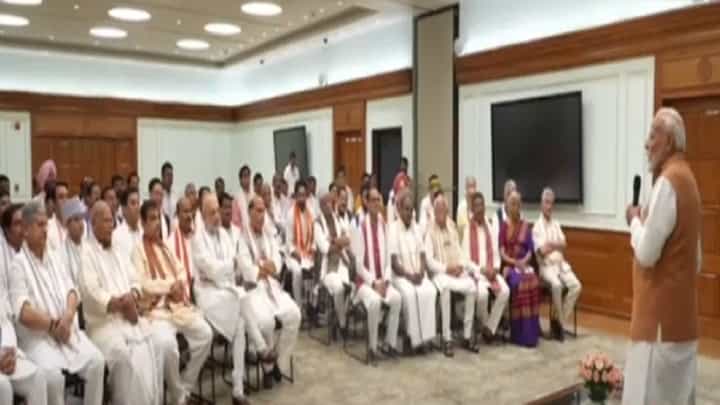 Modi 3.0 Cabinet : मोदींचा 100 दिवसांचा मेगा प्लान रेडी, नव्या कॅबिनेटमधील सहकाऱ्यांना दिलं डायरेक्शन Modi 3.0 Cabinet : मोदींचा 100 दिवसांचा मेगा प्लान रेडी, नव्या कॅबिनेटमधील सहकाऱ्यांना दिलं डायरेक्शन