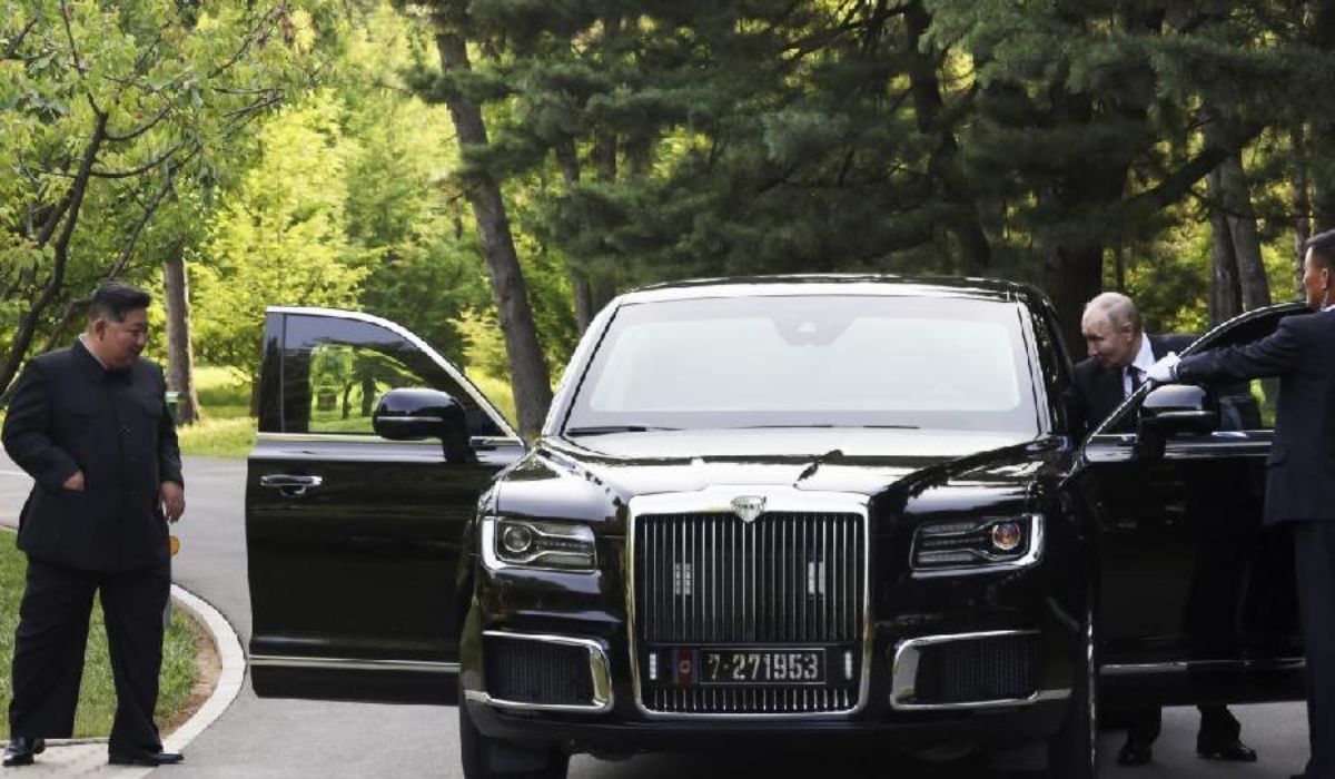 पुतिन यांनी किम जोंग उन यांना भेट केली अलिशान कार, इतकी आहे किंमत पुतिन यांनी किम जोंग उन यांना भेट केली अलिशान कार, इतकी आहे किंमत