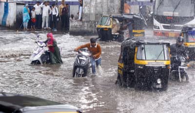 पुणे शहरात मान्सून पूर्व पावसाची जोरदार हजेरी, अनेक ठिकाणी साचलं पाणी