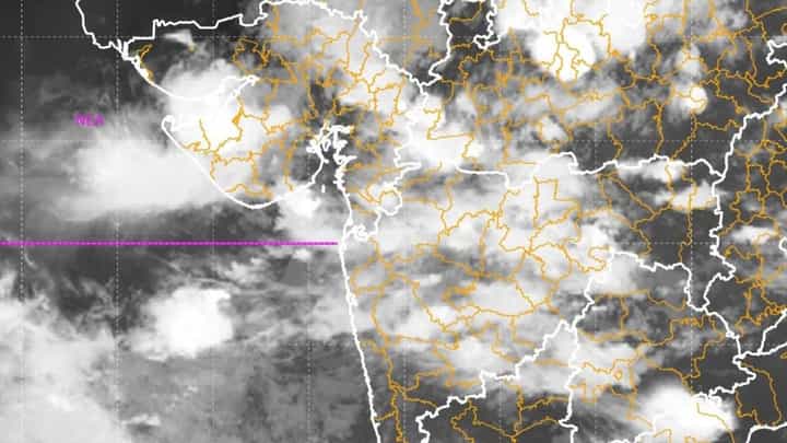 Maharashtra Weather Update : मोठी बातमी… राज्यात पावसाचा जोर कायम, काय म्हणतंय हवामान खातं? Maharashtra Weather Update : मोठी बातमी… राज्यात पावसाचा जोर कायम, काय म्हणतंय हवामान खातं?