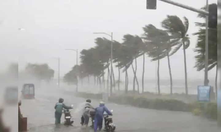 Maharashtra Weather Update : कोकण किनारपट्टीला तुफान पावसाचा तडाखा, राज्यातील 'या' 5 जिल्ह्यांना IMD चा अलर्ट Maharashtra Weather Update : कोकण किनारपट्टीला तुफान पावसाचा तडाखा, राज्यातील 'या' 5 जिल्ह्यांना IMD चा अलर्ट