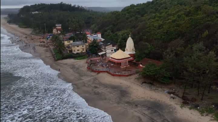 निळाशार अथांग समुद्र, चारही बाजूला निसर्गाची हिरवीगार उधळण; गणपतीपुळेची ही विहंगम दृश्य पाहिली नसतील तर... निळाशार अथांग समुद्र, चारही बाजूला निसर्गाची हिरवीगार उधळण; गणपतीपुळेची ही विहंगम दृश्य पाहिली नसतील तर...