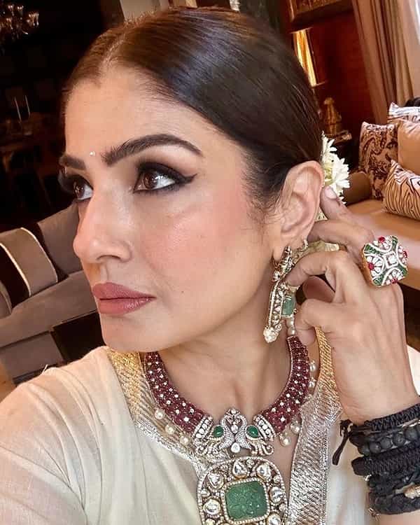 अभिनेत्री रवीना टंडन (Raveena Tandon) आज बॉलिवूड पासून दूर असली तरी सोशल मीडियावर कायम सक्रिय असते. सोशल मीडियावर अभिनेत्रीचे फोटो तुफान व्हायरल होत असतात.