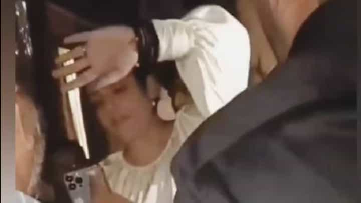 प्लीज मला मारू नका, रवीना टंडन करतेय गयावया, भर रस्त्यात कुणी घेरलं? सोशल मीडियावर 'तो' व्हिडीओ व्हायरल प्लीज मला मारू नका, रवीना टंडन करतेय गयावया, भर रस्त्यात कुणी घेरलं? सोशल मीडियावर 'तो' व्हिडीओ व्हायरल