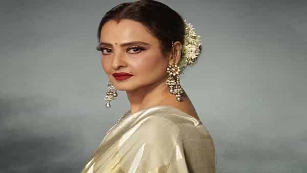 वडिलांचा तिरस्कार करणाऱ्या अभिनेत्रींच्या यादीत अभिनेत्री रेखा अव्वल स्थानी आहेत. रेखा यांनी वडिलांच्या शेवटच्या क्षणी देखील त्यांचं तोंड पाहिलं नाही. कारण त्यांनी कधी अभिनेत्रीला मुलीचा दर्जा आणि प्रेम दिलं नाही.