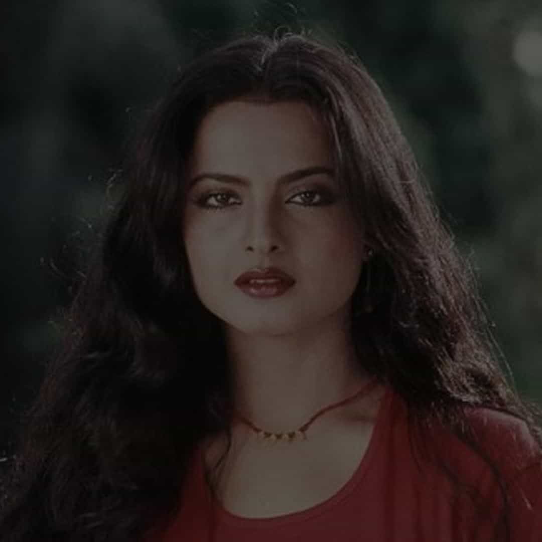 बॉलिवूडची सदाबहार अभिनेत्री रेखा यांना वेगळ्या कोणत्याच परिचयाची गरज नाही. लहानपणी अनेक समस्यांचा सामना केलेल्या रेखा यांनी कमी वयातच अभिनय क्षेत्रात पाऊल ठेवलं. त्यांचं हिरोइन बनण्याचं स्वप्न नव्हतं, मात्र परिस्थितीमुळे त्या अभिनयक्षेत्रात पोहोचल्या.