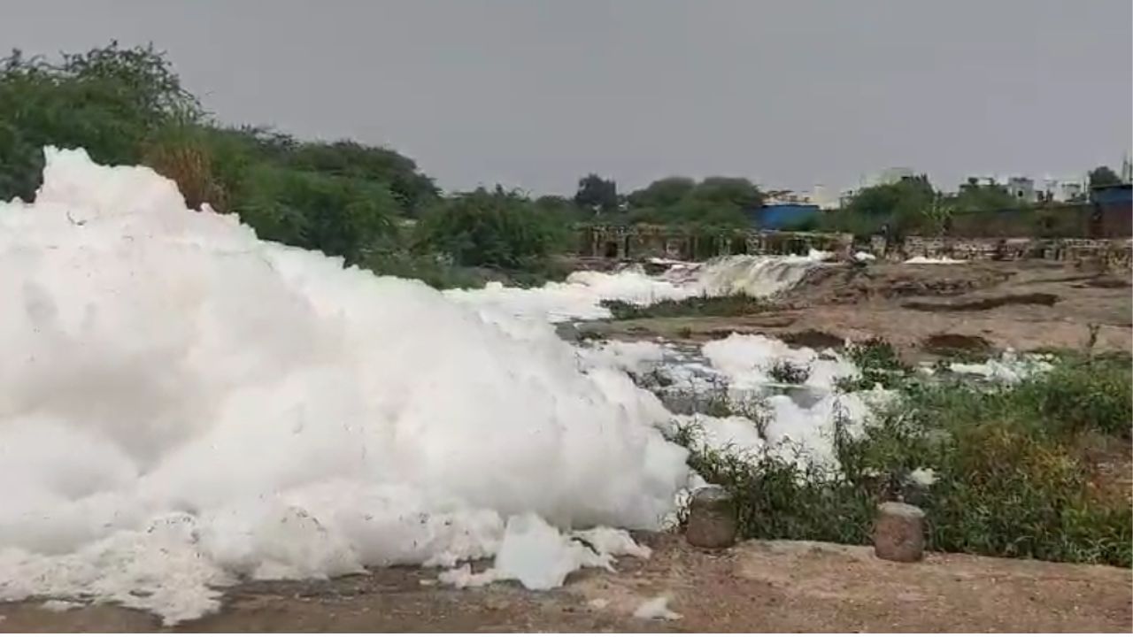 नद्यांमध्ये केमिकलयुक्त पाणी सोडले जात असताना नगरपरिषदेकडून काहीच कारवाई केली गेली नाही. यामुळे नागरिकांचे आरोग्य धोक्यात आले आहे. परंतु आरोग्य विभाग आणि महाराष्ट्र प्रदूषण नियंत्रण मंडळ शांत आहे. 