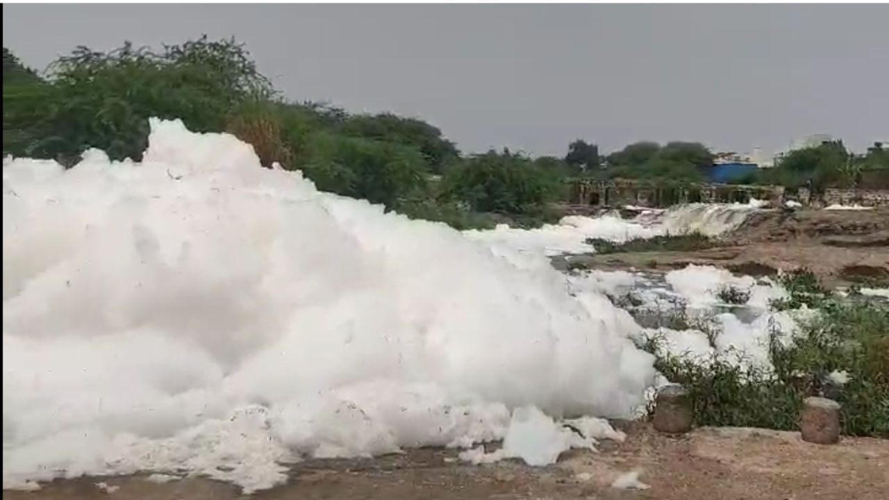 नद्यांमधील प्रदूषण हा गंभीर विषय बनत चालला आहे. प्रदूषणामुळे नद्यांचे स्वरुप नाल्याप्रमाणे झाले आहे. परंतु त्यासंदर्भात कारवाई प्रशासनाकडून होत नाही. त्यामुळे या ठिकाणी नदी होती, असे भविष्यात मुलांना सांगावे लागणार आहे.