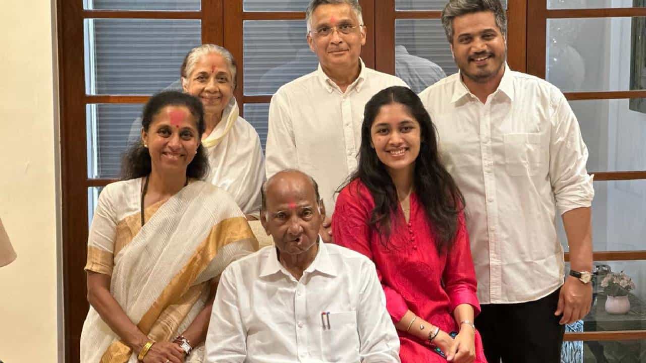 बारामती लोकसभा मतदारसंघात सुप्रिया सुळे आणि सुनेत्रा पवार आमने-सामने होत्या. बारामतीकर सुनेला पसंती देतात की लेकीला याकडे राज्याचं लक्ष लागलं होतं. सुप्रिया सुळेंनी आपला गड कायन राखला.