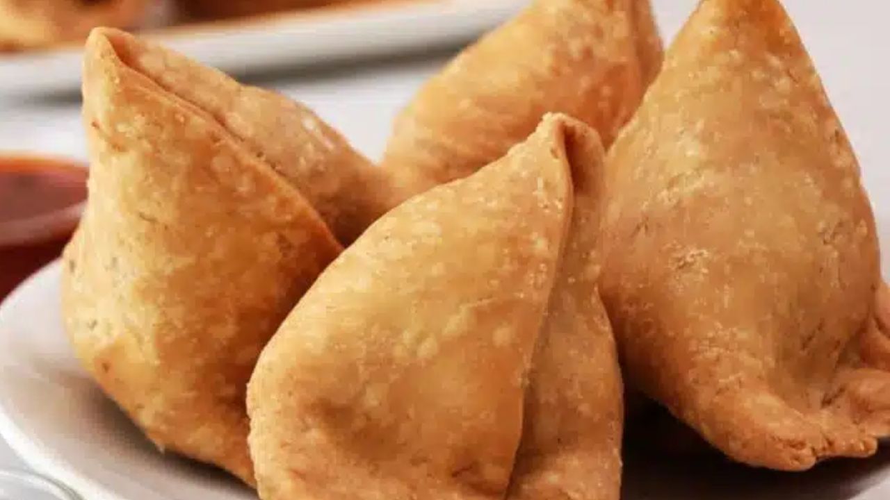 ग्राहकाला गरम समोसा मागणे पडले महागात, दुकानदाराने फोडले ग्राहकाचे डोके ग्राहकाला गरम समोसा मागणे पडले महागात, दुकानदाराने फोडले ग्राहकाचे डोके