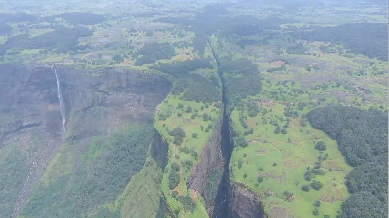 पावसाळ्यात भटकंती करणाऱ्या पर्यटकांसाठी मोठी बातमी, 'सांधण व्हॅली'ला जाताय? तर थोडं थांबा कारण....