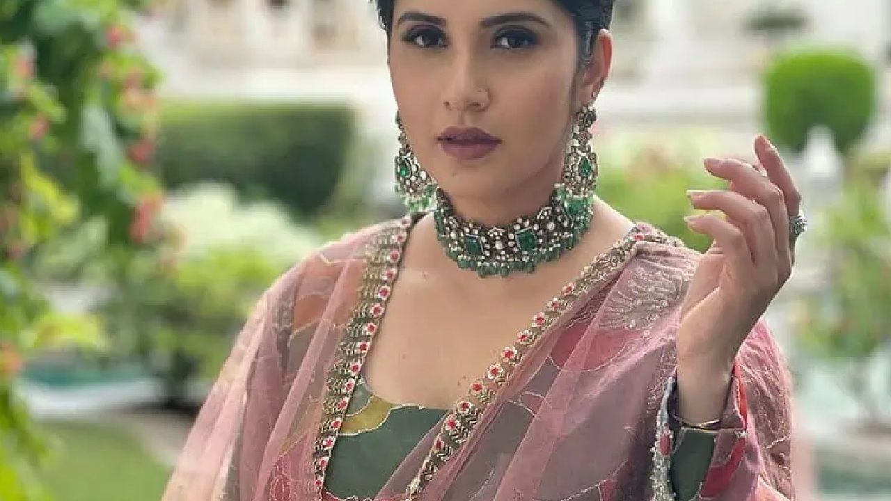 Sania Mirza : सानिया मिर्झाची बॉलिवूडमध्ये एंट्री ? बनणार हिरॉईन ? पण फक्त एका अटीवर... Sania Mirza : सानिया मिर्झाची बॉलिवूडमध्ये एंट्री ? बनणार हिरॉईन ? पण फक्त एका अटीवर...