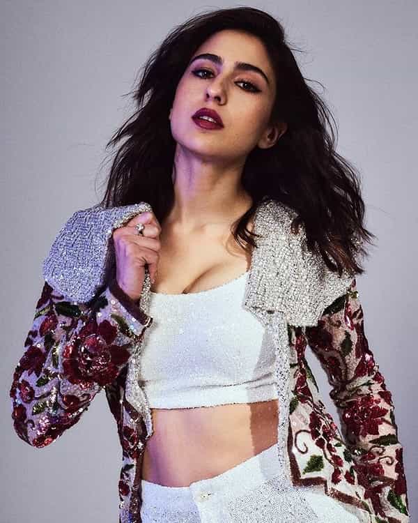 अभिनेत्री सारा अली खान हिचे काही फोटो सोशल मीडियावर तुफान व्हायरल होत आहे. खुद्द अभिनेत्रीने स्वतःचे काही फोटो पोस्ट केले आहेत.