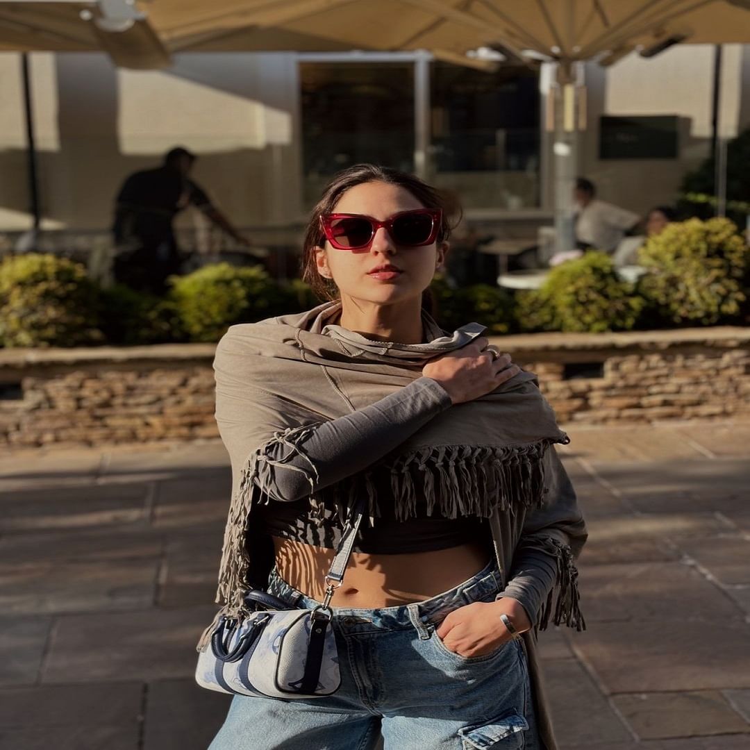 सारा अली खान हिचे काही फोटो सोशल मीडियावर तुफान व्हायरल होत आहे. खुद्द अभिनेत्रीने स्वतःचे काही फोटो पोस्ट केले आहेत.