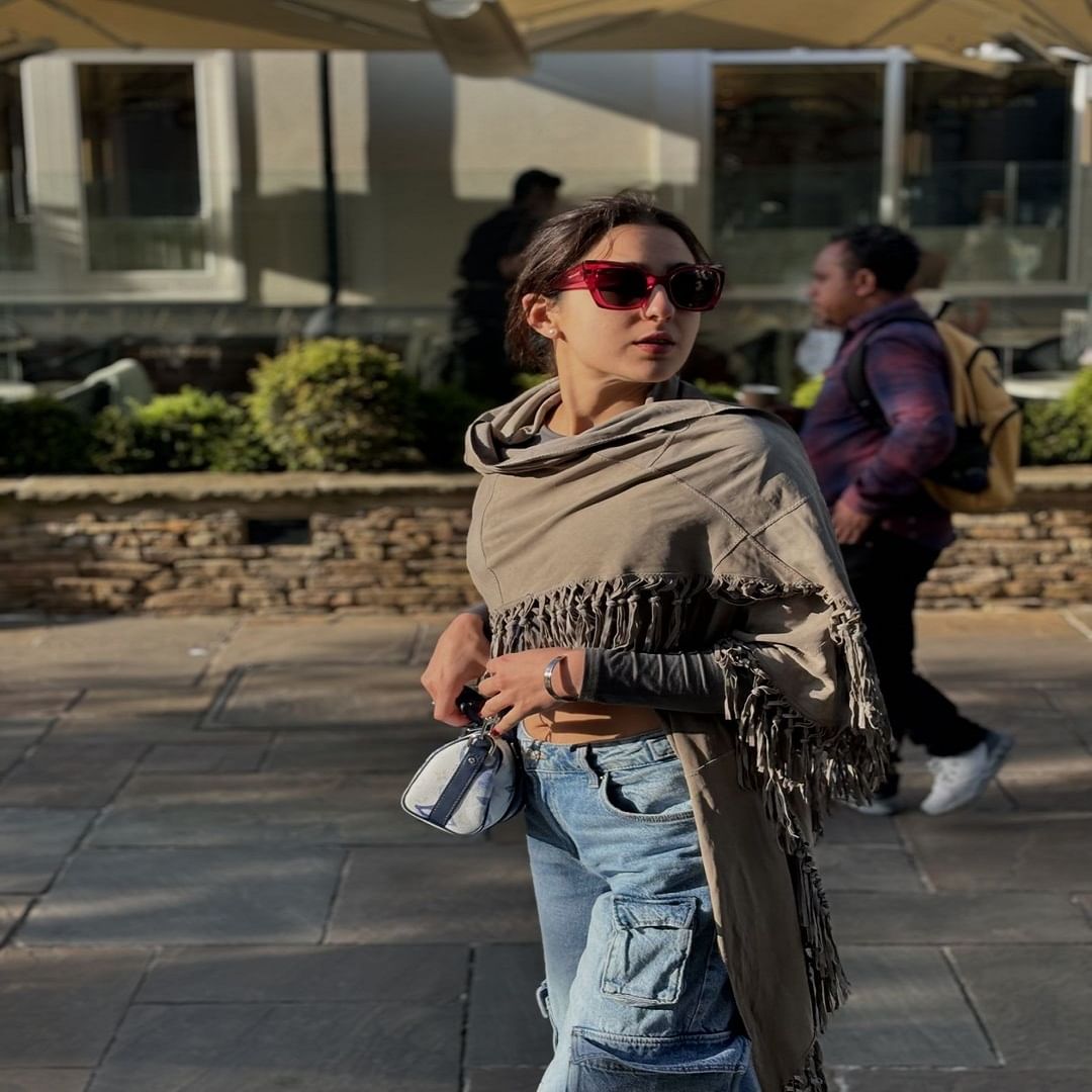 सध्या सारा तिच्या नव्या फोटोशूटमुळे चर्चेत आली आहे स्टायलिश कपडे, गुलाबी  चश्मा, स्कार्फमध्ये अभिनेत्रीने फोटोशूट केलं आहे. सध्या सर्वत्र सारा हिच्या नव्या फोटोंची चर्चा रंगली आहे. 