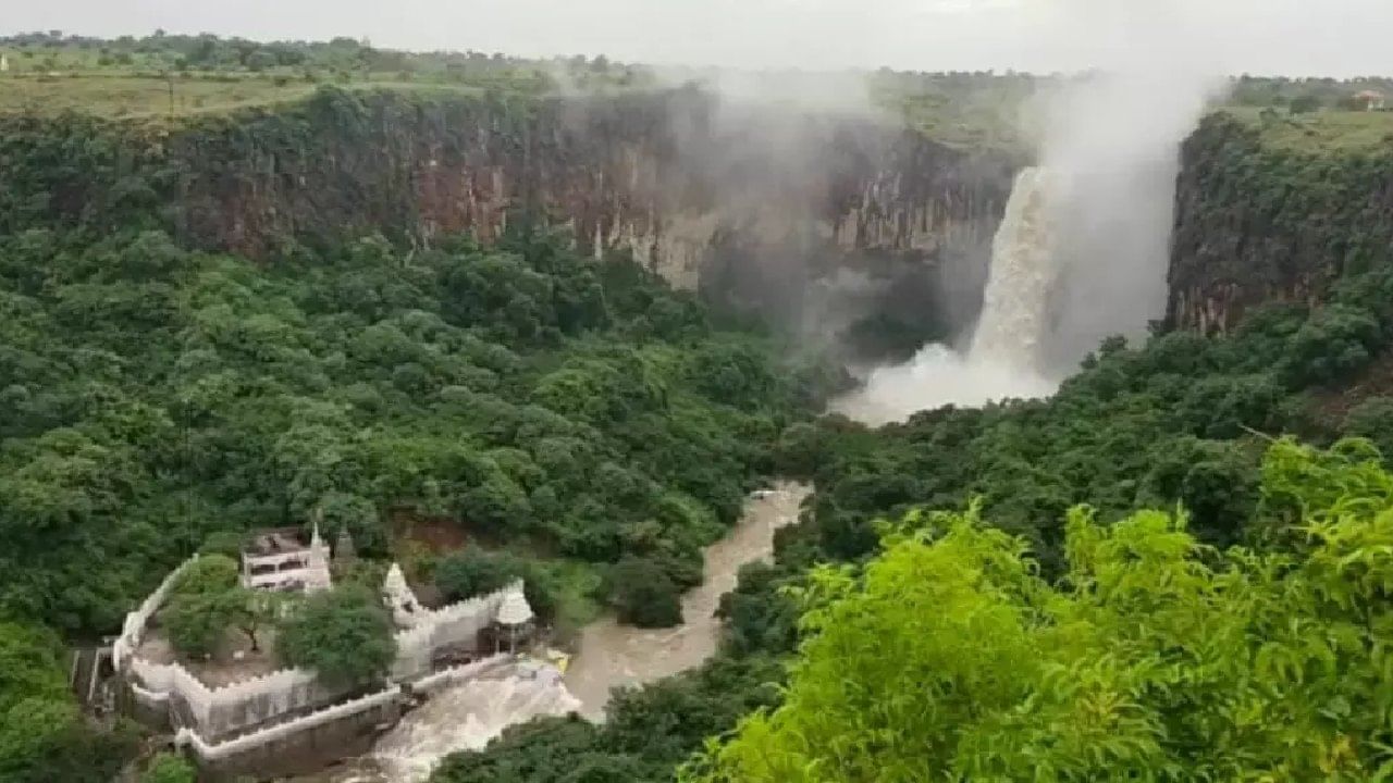 पाचशे फूट खोल दरीत श्रीक्षेत्र रामेश्वर तीर्थस्थळ असून येथील धबधब्याचा आवाज सकाळी दोन किलोमीटर अंतरापर्यंत ऐकायला येतो. गावात भूकंपासारखे हादरे देखील ऐकू येतात.