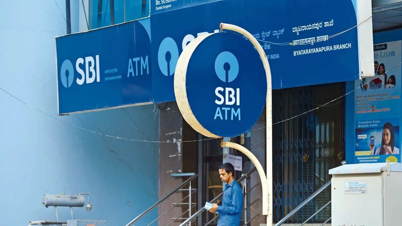 SBI च्या ग्राहकांना झटका, कर्ज दरात इतक्या टक्क्यांनी केली वाढ SBI च्या ग्राहकांना झटका, कर्ज दरात इतक्या टक्क्यांनी केली वाढ