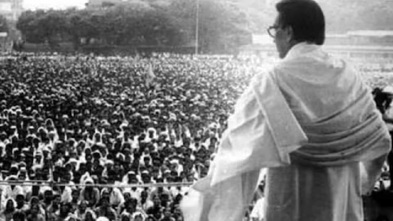 आज शिवसेनेचा 58 वा वर्धापन दिन आहे. 19 जून 1966 रोजी शिवसेना पक्षाची स्थापना झाली. मराठी लोकांनी या 'संघटना' म्हणून उदयाला आलेल्या संस्थेचं सदस्यत्व मिळावं यासाठी धडपड सुरू केली. सुरुवातीच्या काळात राजकारणापेक्षा समाजकारणाला महत्त्व देण्याची घोषणा करण्यात आली. बाळासाहेब ठाकरेंनी आपल्या घरातील लोकांच्या व निवडक सहकाऱ्यांच्या मदतीने शिवसेना उद्घाटनाचा सोहळा पार पडला. प्रबोधनकार ठाकरे यांच्या हस्ते श्रीफळ फोडून 'छत्रपती शिवाजी महाराज की जय' असा उद्घोष करीत शिवसेना स्थापन झाल्याची घोषणा करण्यात आली. शिवसेनेचा पहिला मेळावा 30 ऑक्टोबर 1966 रोजी विजया दशमीच्या दिवशी झाला.