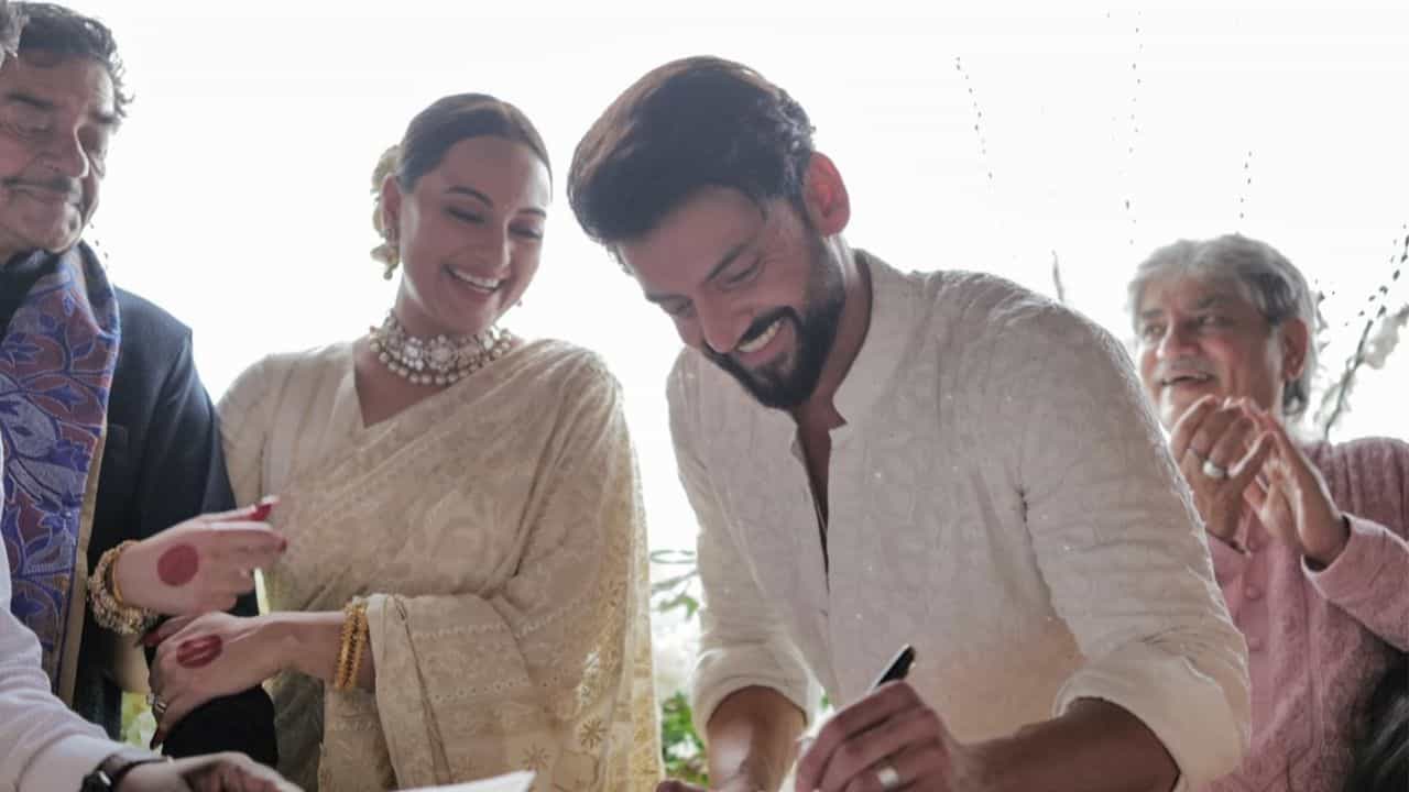 बॉलिवूडची 'दबंग' हिरोईन सोनाक्षी सिन्हा आणि अभिनेता झहीर इक्बाल आज अखेर विवाहबंधनात अडकले आहेत. दोघांनी कोर्ट मॅरेज केलं आहे. दोघांचे धर्म हे वेगवेगळे असल्याने दोघांनी रजिस्ट मॅरेज करणं पसंत केलं आहे.