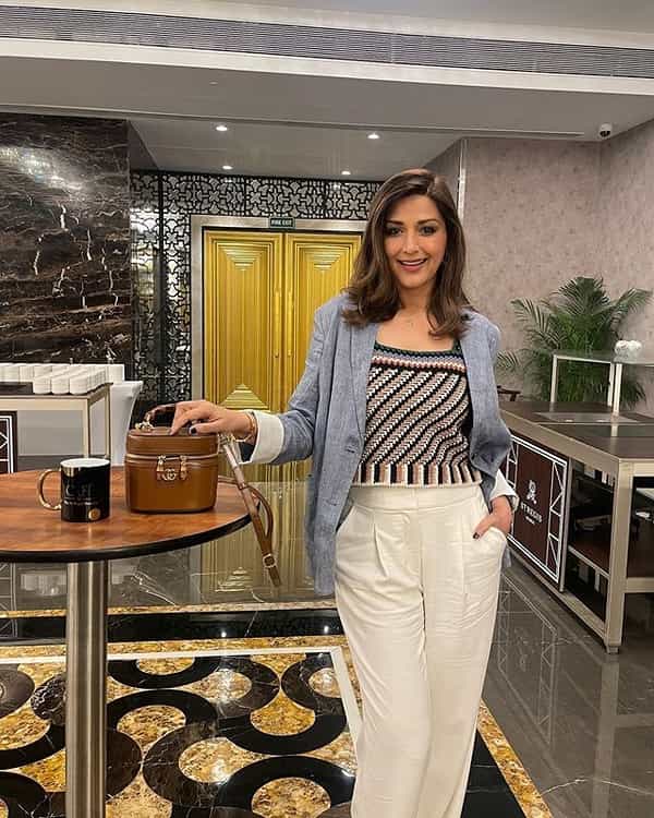 अभिनेत्री सोनाली बेंद्रे (Sonali Bendre) हिने आता देखील स्वतःचे काही फोटो सोशल मीडियावर पोस्ट केले आहेत. सध्या सर्वत्र फक्त आणि फक्त सोनाली हिच्या फोटोंची चर्चा रंगली आहे.
