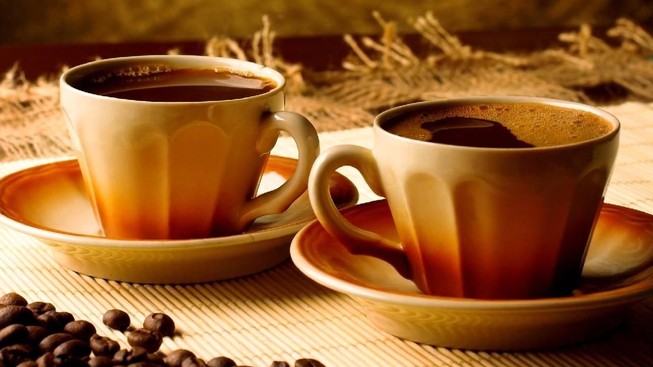 आता यावर तज्ज्ञांनी मत मांडले आहे. मुळात चहा किंवा कॉफी जास्त प्रमाणात घेणे आरोग्यासाठी धोकादायक आहे. अतिप्रमाणात सेवन नकोच. 