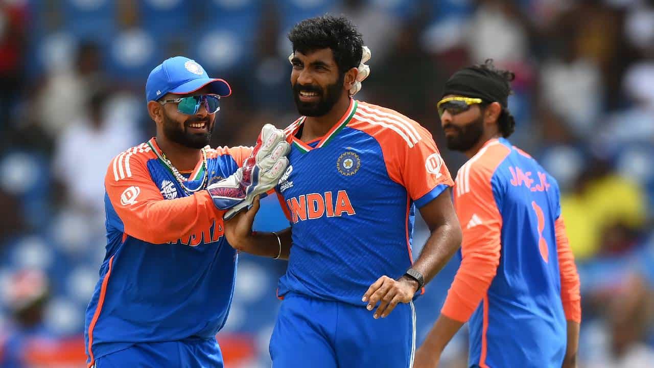 टीम इंडिया आणि इंग्लंडमधील दुसरा सेमी फायनल सामना 27 जून संध्याकाळी 8 वाजता सुरू होणार आहे. या सामन्याकडे अवघ्या क्रिकेट विश्वाचं लक्ष लागलेलं आहे. टीम इंडियाच्या ताफ्यात असे 4 खेळाडू आहेत ज्यांनी एकही सामना इंग्लंडविरूद्ध खेळलेला नाही.
