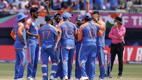 भारत आणि पाकिस्तानमधील सामन्यात प्रत्येक खेळाडूने आपलं शंभर टक्के देण्याचा प्रयत्न केला. फलंदाजी ढेपाळल्यावर रोहित शर्मानेही संघातील खेळाडूंचं मनोबल कमी होऊ दिलं नाही.