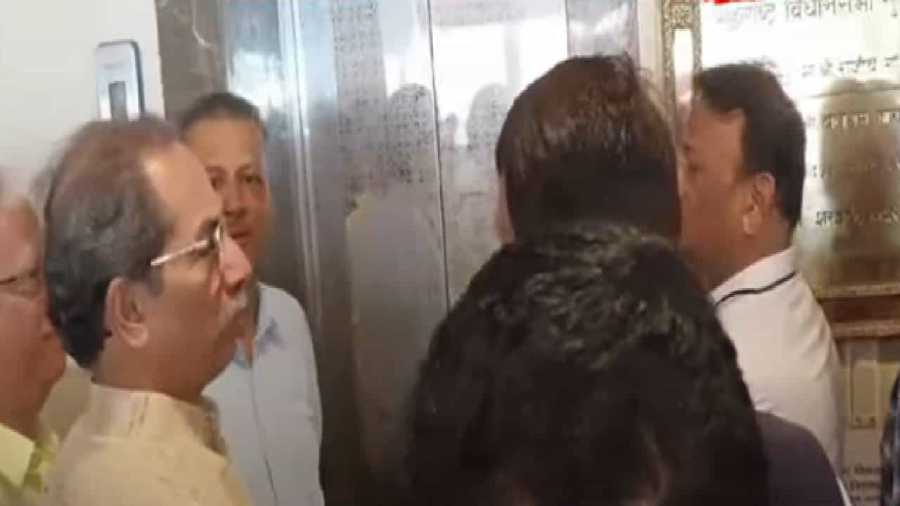 फडणवीस-ठाकरे एकत्र आले अन् 'हा' भाजप नेता दिसताच म्हणाले, याला आधी बाहेर काढा…