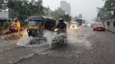 ठाण्यात पावसाची जोरदार बॅटिंग, पाणी साचल्याने मोठी वाहतूक कोंडी