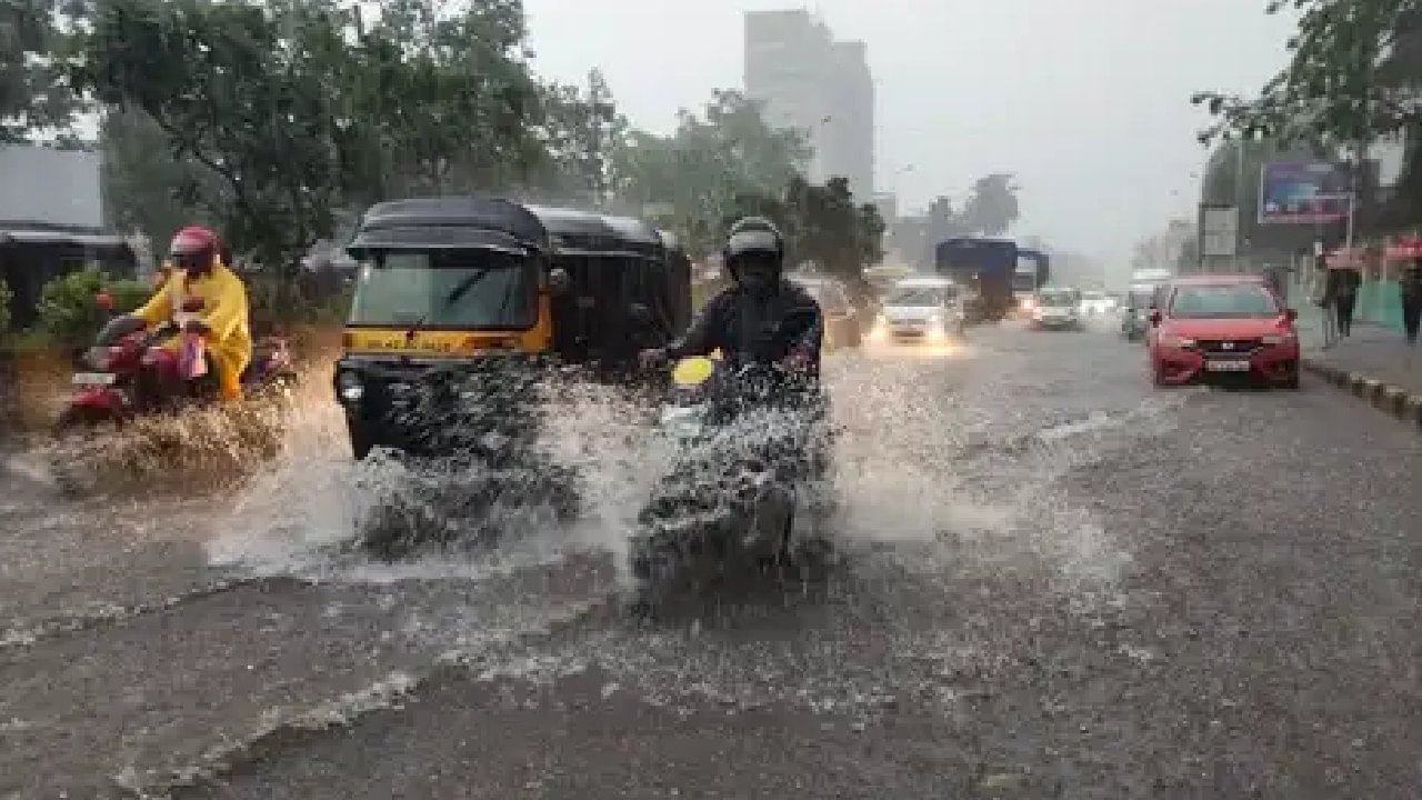 ठाण्यात पावसाची जोरदार बॅटिंग, पाणी साचल्याने मोठी वाहतूक कोंडी