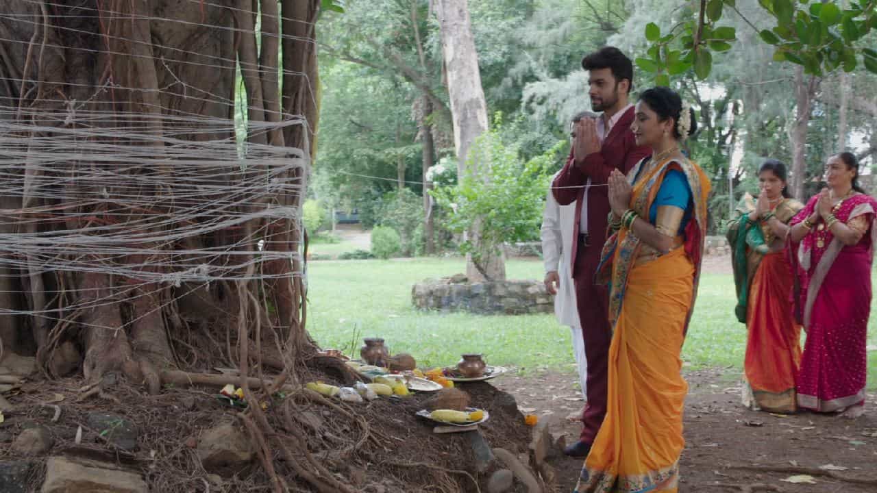 वरुणराजाचं आगमन झालं की चाहूल लागते ती वटपौर्णिमा सणाची. पती-पत्नीच्या नात्यातला गोडवा वाढवणारा हा सण प्रेक्षकांच्या आवडत्या मालिकांमध्येही उत्साहात साजरा होणार आहे. टीआरपीच्या यादीत नंबर वन असलेली मालिका 'ठरलं तर मग'मध्ये यंदाची वटपौर्णिमा खास ठरणार आहे.