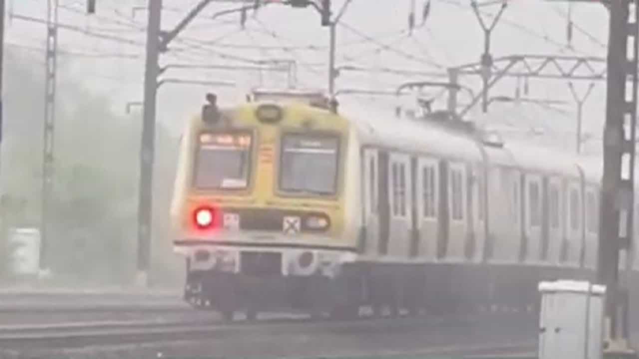 Mumbai Local Train : लोकलने प्रवास करणाऱ्यांसाठी मोठी बातमी; मध्य रेल्वेची वाहतूक विस्कळीत, डोंबिवली ते कल्याण दरम्यान...