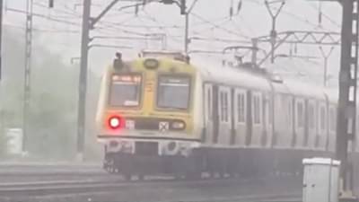 Mumbai Local Train : लोकलने प्रवास करणाऱ्यांसाठी मोठी बातमी; मध्य रेल्वेची वाहतूक विस्कळीत, डोंबिवली ते कल्याण दरम्यान…