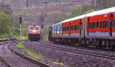 ट्रेनला आग लागल्याची अफवा, लोकांनी ट्रेनमधून खाली उड्या मारल्याने मालगाडीची धडक