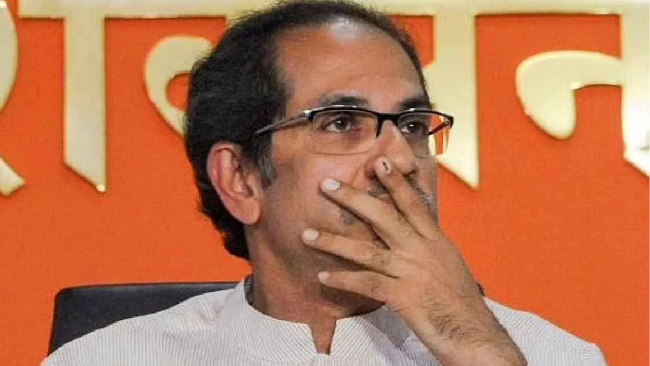 कोकणात शिवसेना ठाकरे गटात ठिणगी, शिवसेनेच्या बड्या नेत्याविरोधात माजी तालुका प्रमुखाने दंड थोपटले कोकणात शिवसेना ठाकरे गटात ठिणगी, शिवसेनेच्या बड्या नेत्याविरोधात माजी तालुका प्रमुखाने दंड थोपटले