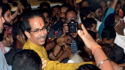 राजकारणात मोठं काहीतरी घडणार? मुंबईच्या ताज लँड हॉटेलमध्ये जोरदार खलबतं, उद्धव ठाकरे यांच्या मनात काय?