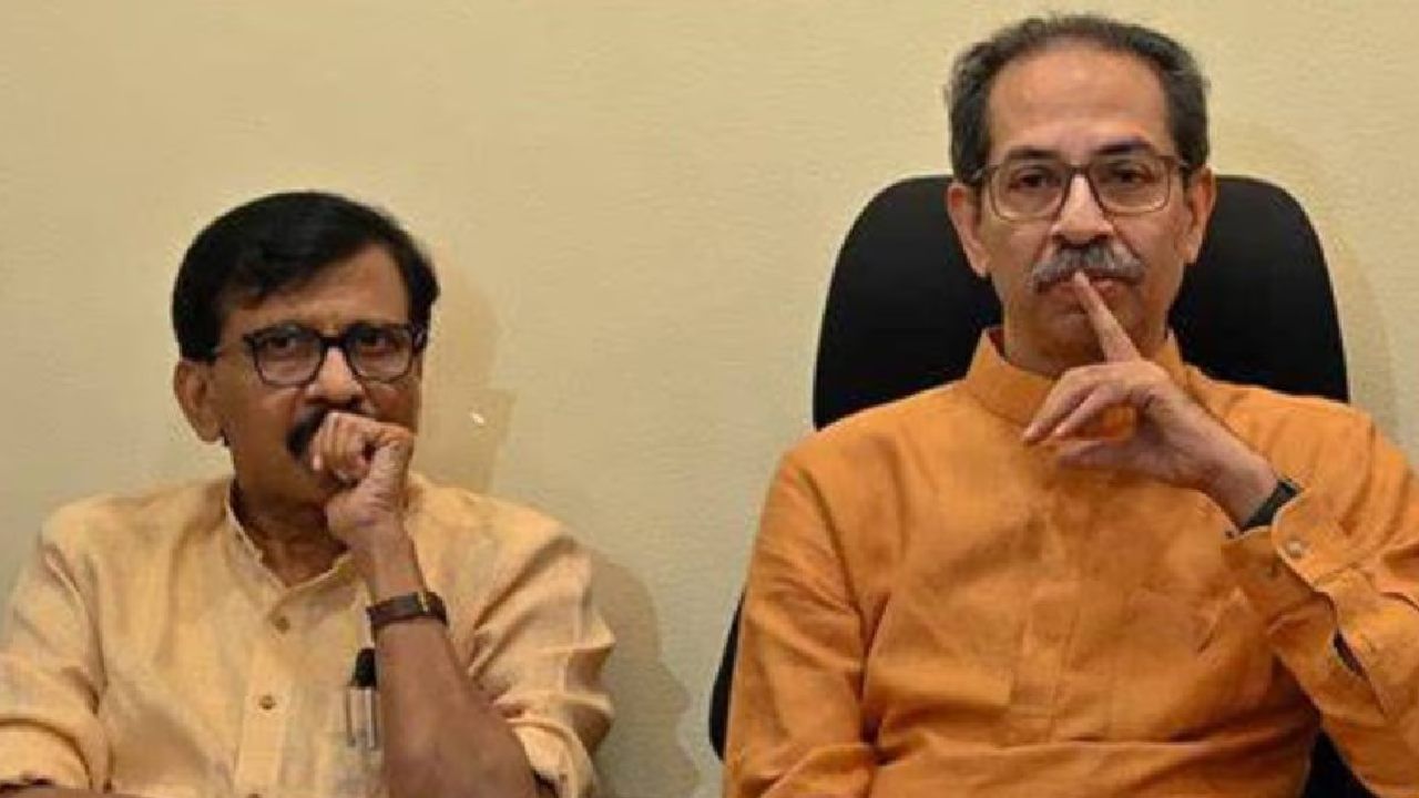 उद्धव ठाकरे अन् संजय राऊत यांना दोन हजार रुपये दंड, काय आहे ते प्रकरण? उद्धव ठाकरे अन् संजय राऊत यांना दोन हजार रुपये दंड, काय आहे ते प्रकरण?